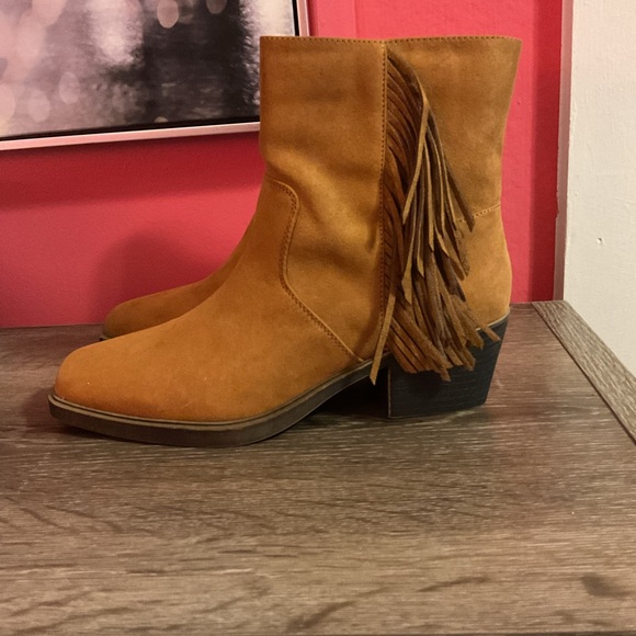 SO Fringe Boots - Picture 4 of 5